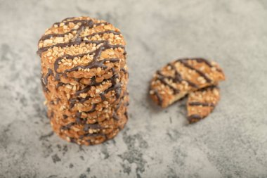 Taşa fındık konmuş bir yığın yulaflı çikolatalı bisküvi. Yüksek kalite fotoğraf