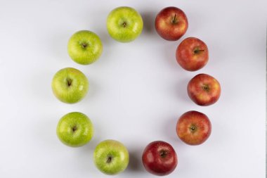 Beyaz arka planda yeşil ve kırmızı taze elmalar yerleştirildi. Yüksek kalite fotoğraf