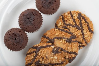 Taş zemine yerleştirilmiş tatlı atıştırmalıklar. Yüksek kalite fotoğraf