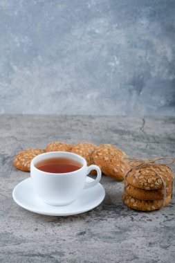 Mısır gevrekli bir yığın lezzetli kurabiye ve bir fincan beyaz çay. Yüksek kalite fotoğraf