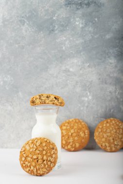 Mavi masa örtüsüne taze süt konmuş çok tahıllı kurabiyeler. Yüksek kalite fotoğraf
