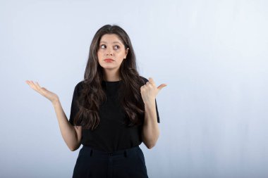 Beyaz arka planda duran siyahlı genç kadın portresi. Yüksek kalite fotoğraf