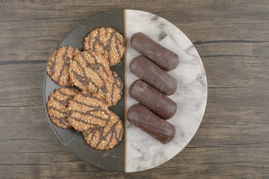 Çekirdekli kurabiyeler ve mermer tabakta çikolatalı kek. Yüksek kalite fotoğraf