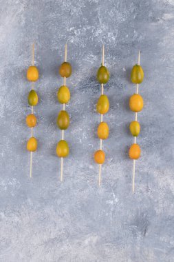 Mermer arka planda taze kumkatlı yemek çubukları. Yüksek kalite fotoğraf