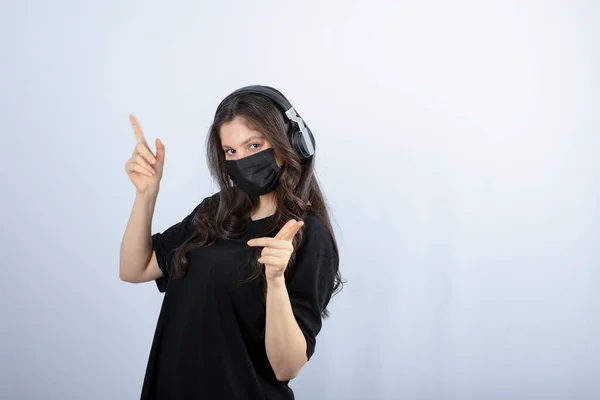 Brunette Woman Long Hair Medical Mask Listening Music Headphones High — Stock Photo, Image