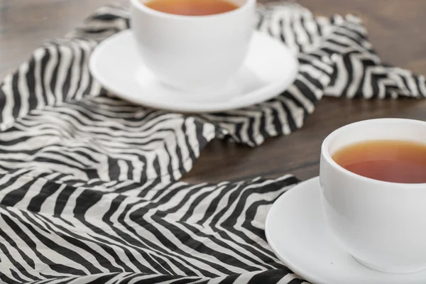 Weiße Tassen Mit Heißem Schmackhaftem Tee Stehen Auf Einem Holztisch — Stockfoto