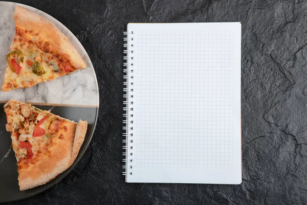 Siyah arka planda sebzeli lezzetli pizza dilimleri. Yüksek kalite fotoğraf