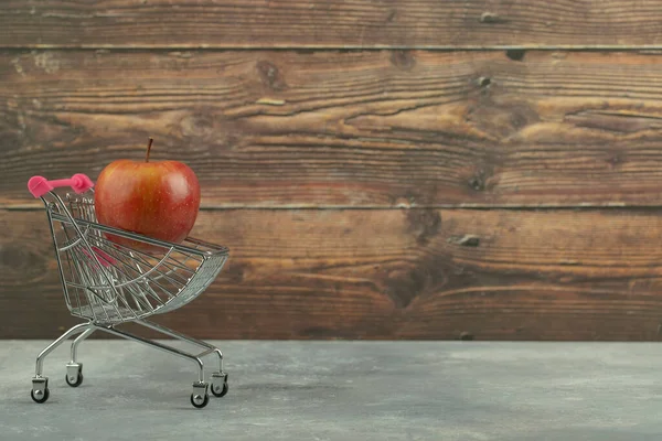 Κόκκινο Ζουμερό Ενιαίο Μήλο Μικρό Τρόλεϊ Μαρμάρινη Επιφάνεια Υψηλής Ποιότητας — Φωτογραφία Αρχείου