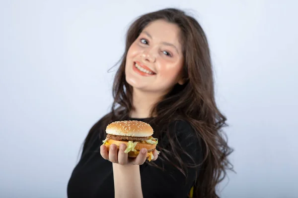 Schöne Junge Frau Mit Köstlichem Rindfleisch Burger Foto Hoher Qualität — Stockfoto