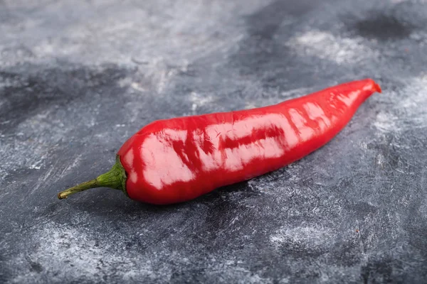 Pojedyncza Organiczna Papryka Chili Umieszczona Powierzchni Marmuru Wysokiej Jakości Zdjęcie — Zdjęcie stockowe