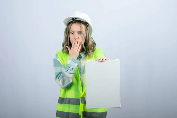 Foto Der Schönen Ingenieurin Die Eine Leere Leinwand Über Eine — Stockfoto