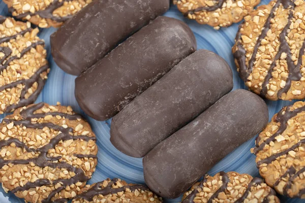 Bir kaseye konmuş çeşitli tatlı atıştırmalıklar. Yüksek kalite fotoğraf