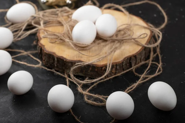 Stapel Biologische Eieren Met Houten Plank Zwarte Achtergrond Hoge Kwaliteit — Stockfoto