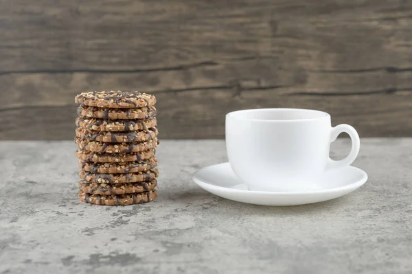 Galletas Avena Con Jarabe Chocolate Con Una Taza Una Mesa — Foto de Stock