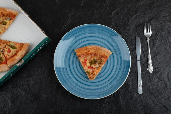 Синяя Тарелка Вкусной Сырной Пиццы Черном Фоне Высокое Качество Фото — стоковое фото