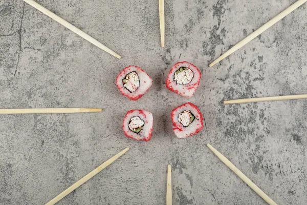 Heerlijke Sushi Broodjes Versierd Met Rode Kaviaar Stenen Achtergrond Hoge — Stockfoto