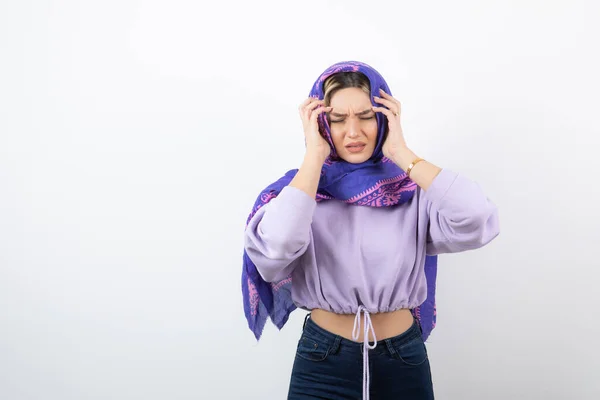 Retrato Foto Uma Jovem Mulher Bonita Modelo Segurando Cabeça Foto — Fotografia de Stock