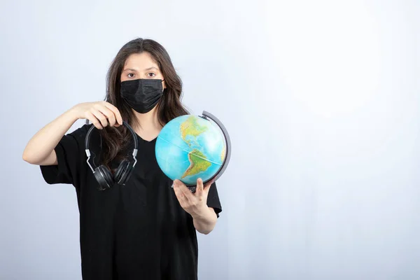 Brunette Vrouw Met Medisch Masker Met Wereldbol Met Koptelefoon Hoge — Stockfoto