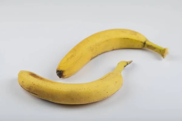 Dwa Dojrzałe Żółte Banany Umieszczone Białym Tle Wysokiej Jakości Zdjęcie — Zdjęcie stockowe