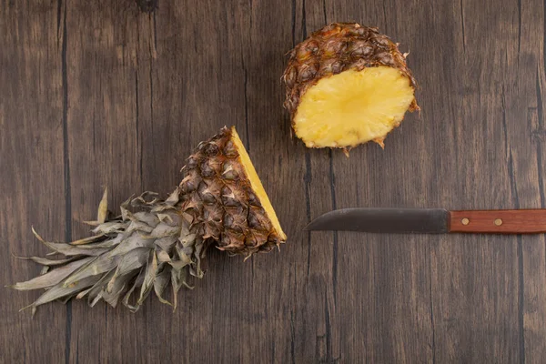 Tahta Arka Planda Tacı Olan Iki Parça Ananas Yüksek Kalite — Stok fotoğraf