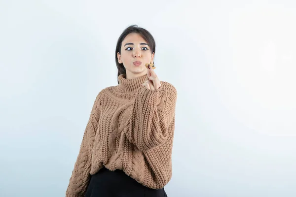 Retrato Menina Morena Segurando Único Biscoito Fundo Branco Foto Alta — Fotografia de Stock