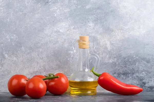 Rode Verse Tomaten Chili Pepers Olijfolie Marmeren Ondergrond Hoge Kwaliteit — Stockfoto