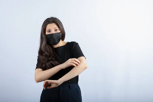 Beautiful Brunette Girl Black Medical Mask Scratching Her Arm High — Stock Photo, Image