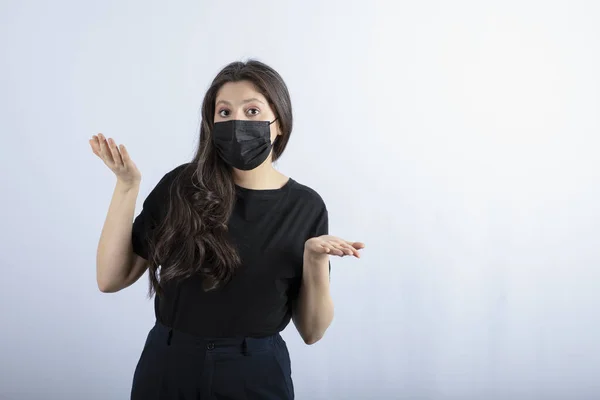 Bella Ragazza Bruna Maschera Medica Nera Piedi Posa Contro Parete — Foto Stock