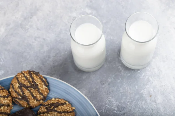 Biscoitos Aveia Com Sementes Cereais Com Jarro Vidro Leite Foto — Fotografia de Stock