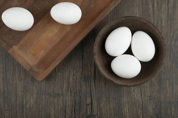 Houten Bord Kom Vol Biologische Rauwe Eieren Houten Ondergrond Hoge — Stockfoto