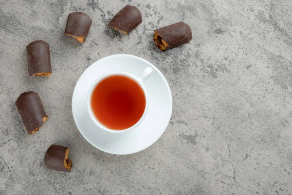 Una Taza Blanca Caliente Con Palitos Chocolate Una Mesa Mármol —  Fotos de Stock