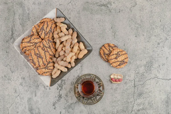 Fıstık ve bir bardak çayla birlikte çekirdekli lezzetli kurabiyeler. Yüksek kalite fotoğraf