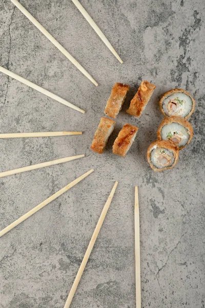 Sushi Frito Com Pauzinhos Caderno Sobre Fundo Pedra Foto Alta — Fotografia de Stock