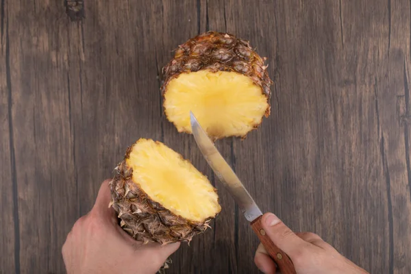 Mannelijke Hand Snijden Rijpe Ananas Houten Achtergrond Hoge Kwaliteit Foto — Stockfoto