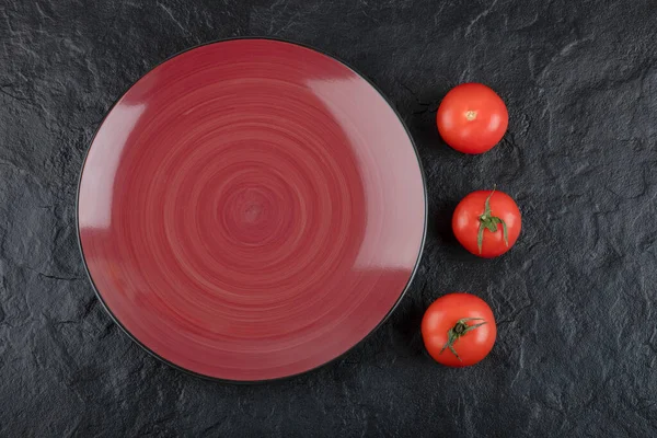 Ein Roter Teller Mit Drei Frischen Roten Tomaten Auf Schwarzem — Stockfoto