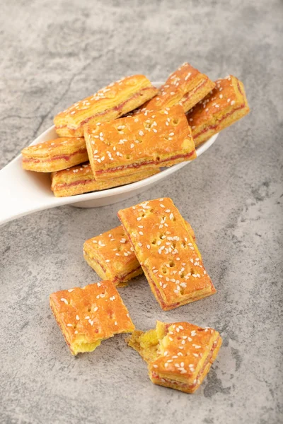 Taş bir masanın üzerine susam tohumlu krakerler. Yüksek kalite fotoğraf