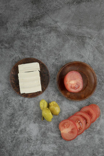 Fromage Blanc Tranché Tomates Fraîches Sur Fond Pierre Photo Haute — Photo