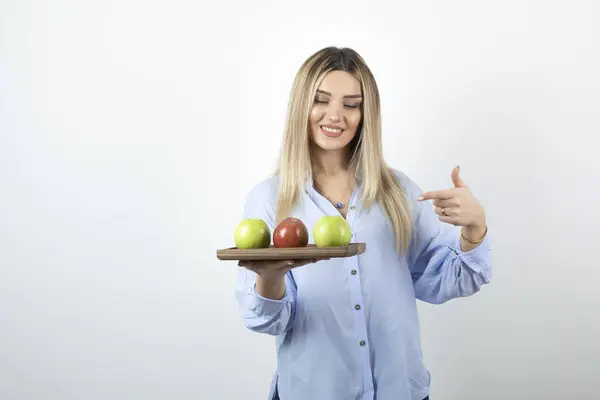 Retrato Jovem Loira Segurando Prato Maçãs Foto Alta Qualidade — Fotografia de Stock