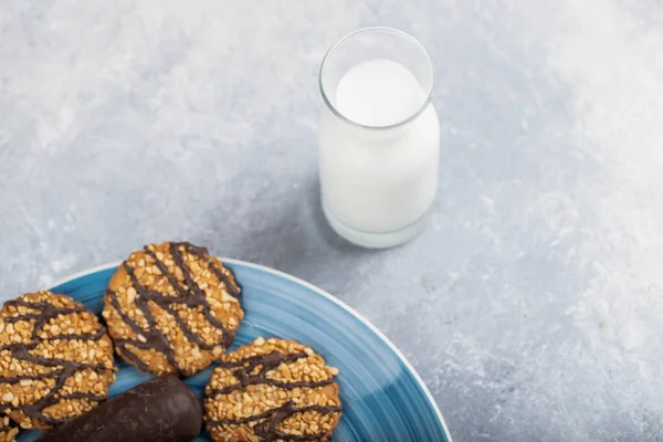 Biscoitos Aveia Com Sementes Cereais Com Jarro Vidro Leite Foto — Fotografia de Stock