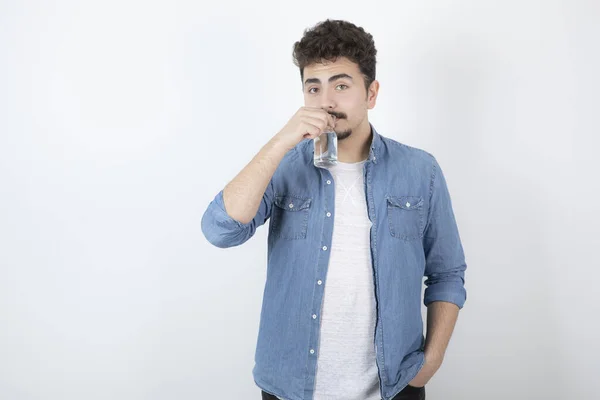 Foto Hombre Serio Bebiendo Vaso Agua Sobre Fondo Blanco Foto —  Fotos de Stock