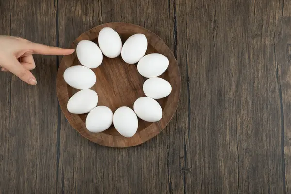 Vrouwelijke Handen Raken Houten Plank Met Rauwe Eieren Houten Oppervlak — Stockfoto