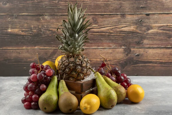 Zralý Ananas Dřevěné Krabici Různými Čerstvými Plody Mramorovém Povrchu Kvalitní — Stock fotografie
