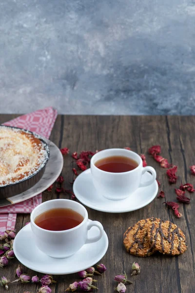 Egy Tál Finom Pite Fekete Teával Egy Asztalon Kiváló Minőségű — Stock Fotó