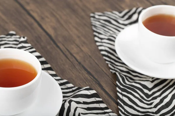 Weiße Tassen Mit Heißem Schmackhaftem Tee Stehen Auf Einem Holztisch — Stockfoto