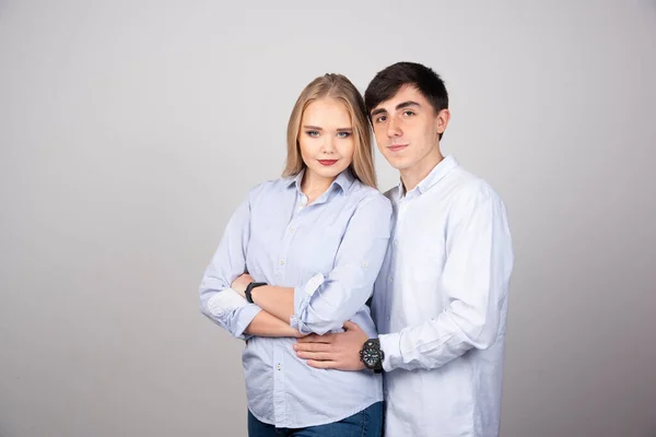 Jeune Couple Debout Regardant Caméra Contre Mur Gris Photo Haute — Photo