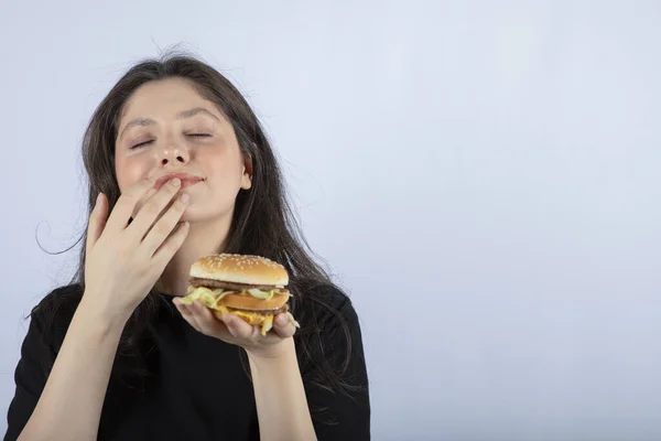 Foto Der Schönen Jungen Frau Die Köstlichen Fleischburger Hält Und — Stockfoto