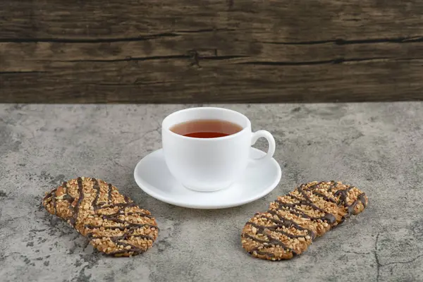 Galletas Avena Con Jarabe Chocolate Con Una Taza Una Mesa — Foto de Stock