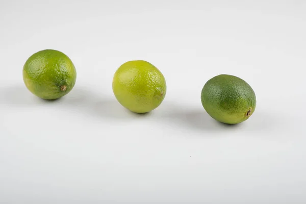 Tres Frutos Maduros Lima Aislados Sobre Fondo Blanco Foto Alta —  Fotos de Stock