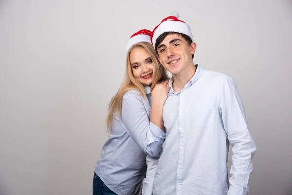 Retrato Pareja Joven Santa Sombrero Posando Felizmente Sobre Fondo Gris —  Fotos de Stock