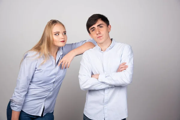 Donna Bionda Piedi Guardando Modello Ragazzo Bruna Foto Alta Qualità — Foto Stock